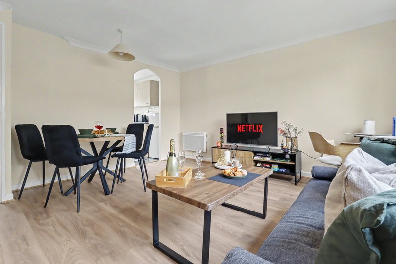 Comfortable Flat in Bedford Sleeps 3 to 4 Guests with Free Parking