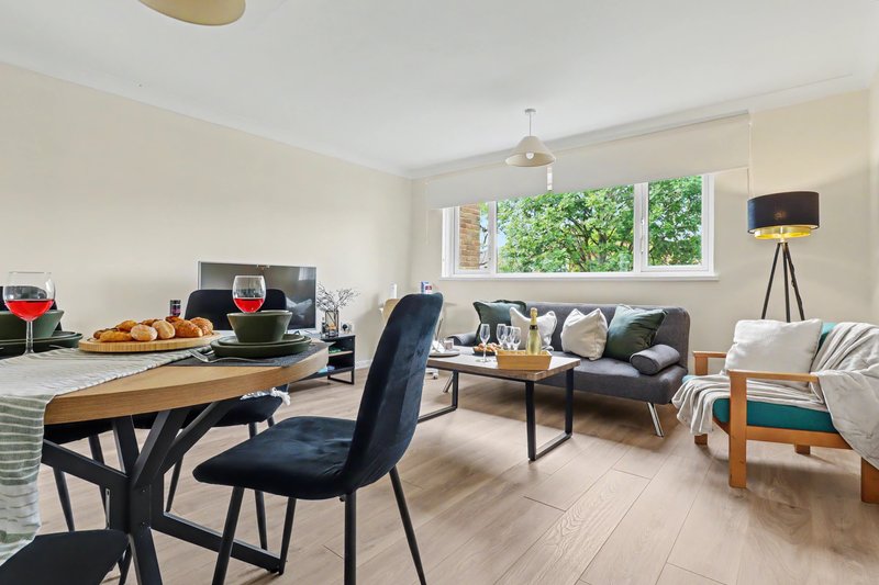 Comfortable Flat in Bedford Sleeps 3 to 4 Guests with Free Parking