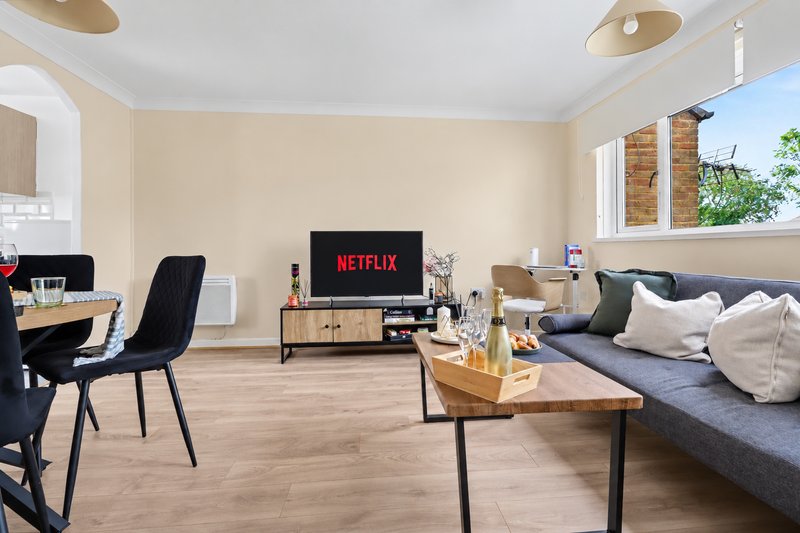 Comfortable Flat in Bedford Sleeps 3 to 4 Guests with Free Parking