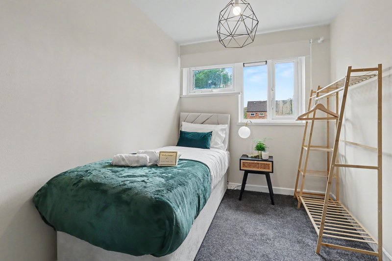 Comfortable Flat in Bedford Sleeps 3 to 4 Guests with Free Parking
