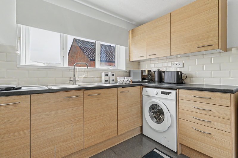Comfortable Flat in Bedford Sleeps 3 to 4 Guests with Free Parking