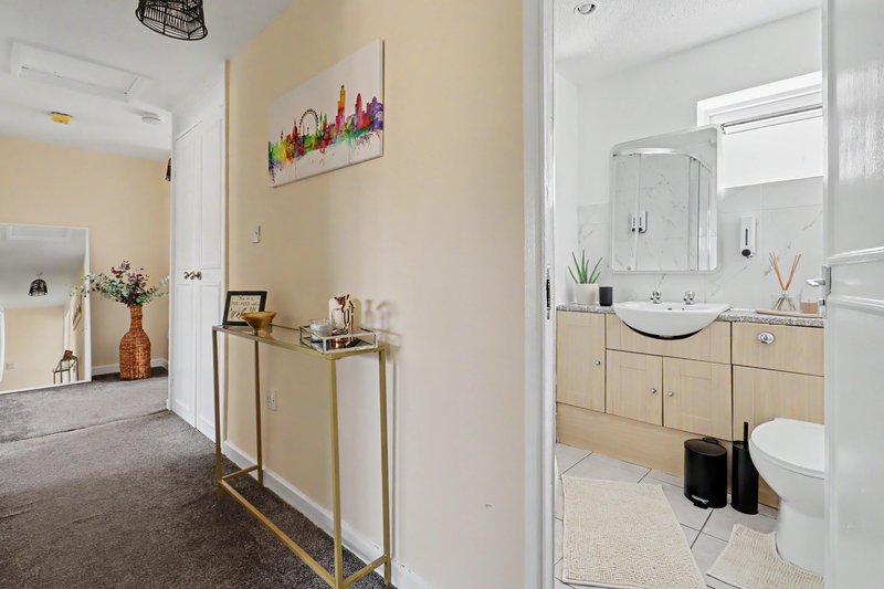 Comfortable Flat in Bedford Sleeps 3 to 4 Guests with Free Parking