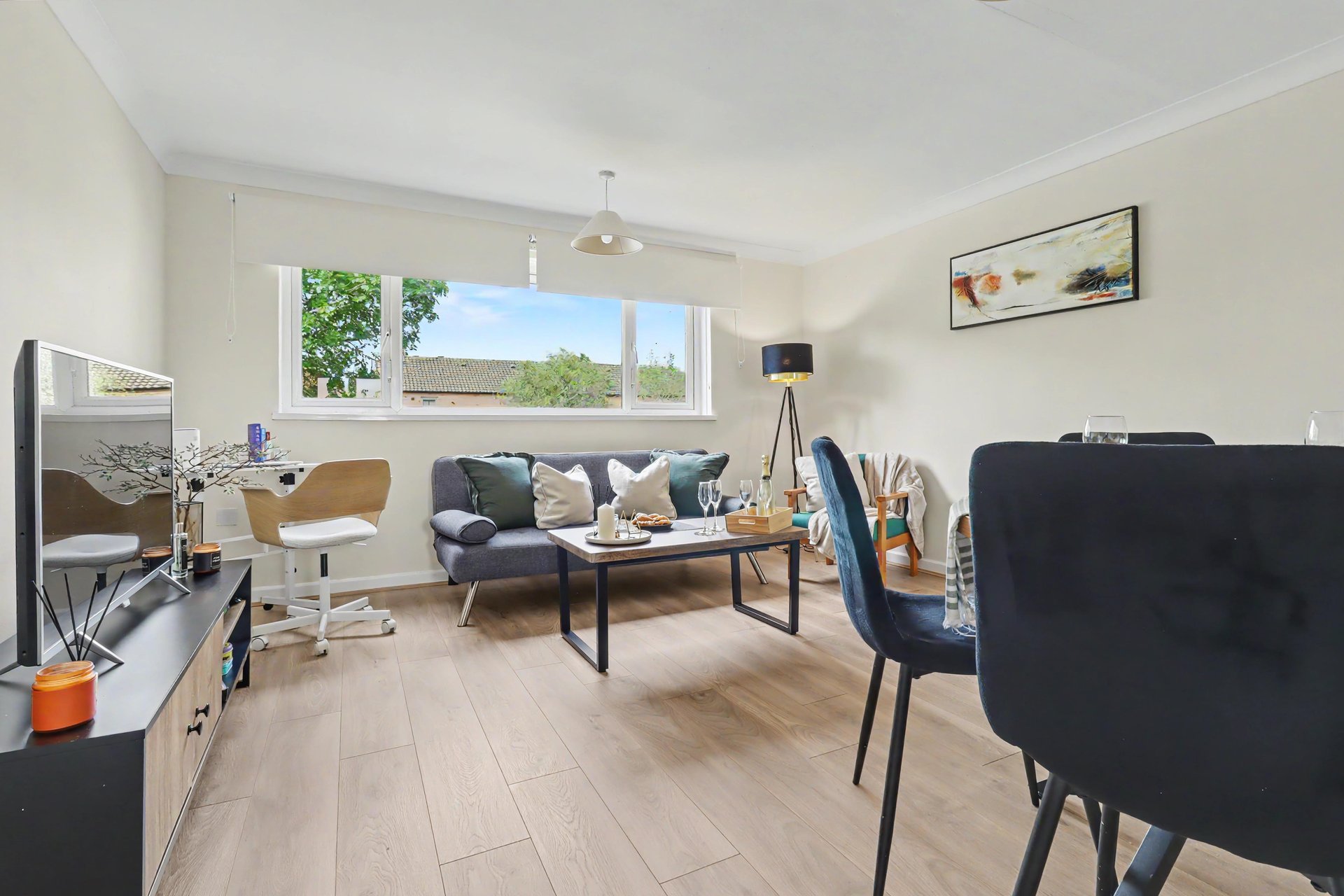 Comfortable Flat in Bedford Sleeps 3 to 4 Guests with Free Parking