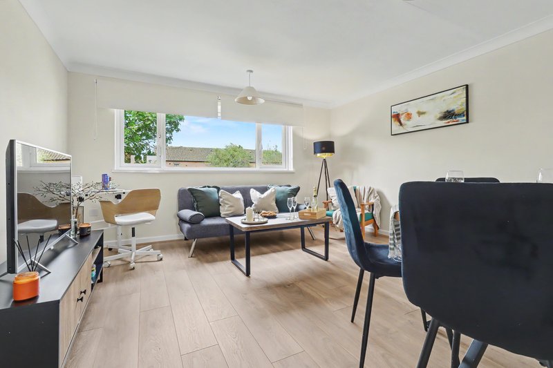 Comfortable Flat in Bedford Sleeps 3 to 4 Guests with Free Parking