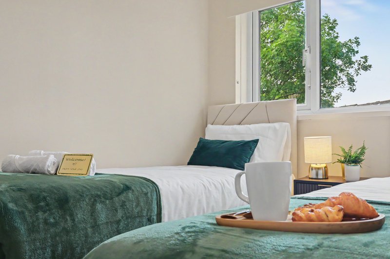 Comfortable Flat in Bedford Sleeps 3 to 4 Guests with Free Parking