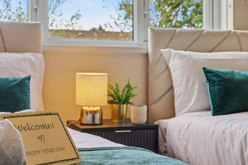 Comfortable Flat in Bedford Sleeps 3 to 4 Guests with Free Parking