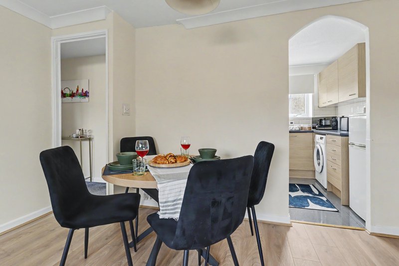 Comfortable Flat in Bedford Sleeps 3 to 4 Guests with Free Parking