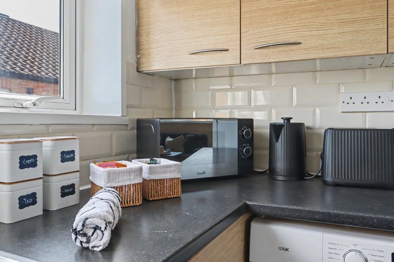 Comfortable Flat in Bedford Sleeps 3 to 4 Guests with Free Parking