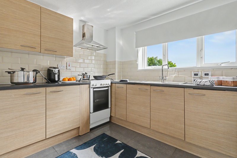 Comfortable Flat in Bedford Sleeps 3 to 4 Guests with Free Parking