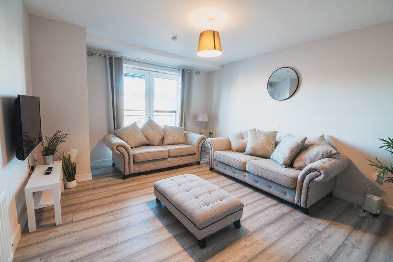 Bright 2BR with En-suite & Parking – Ferry Village