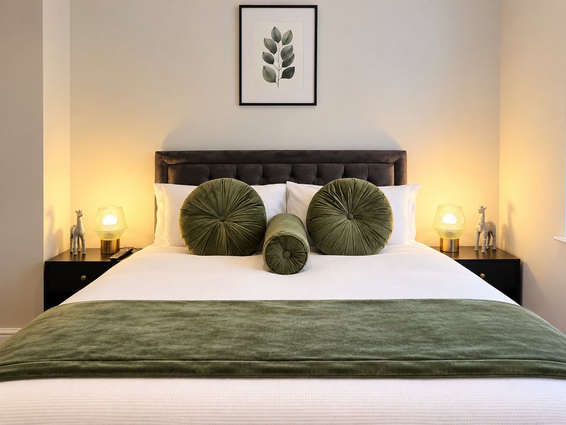 Masayah Peak: 2-Bedroom Apartment in Rugeley Town Centre, Staffordshire, Sofa Beds, Sleeps 8