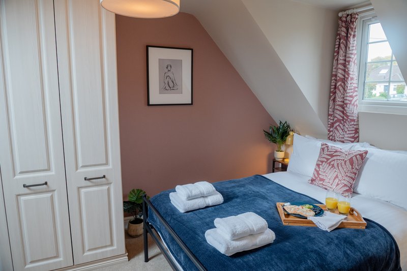 Cosy 2 bedroom house with parking near to Oxford
