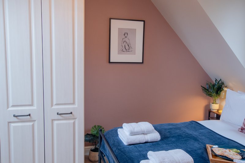 Cosy 2 bedroom house with parking near to Oxford