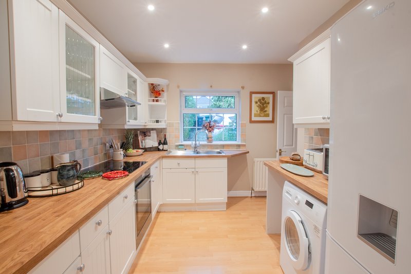 Cosy 2 bedroom house with parking near to Oxford