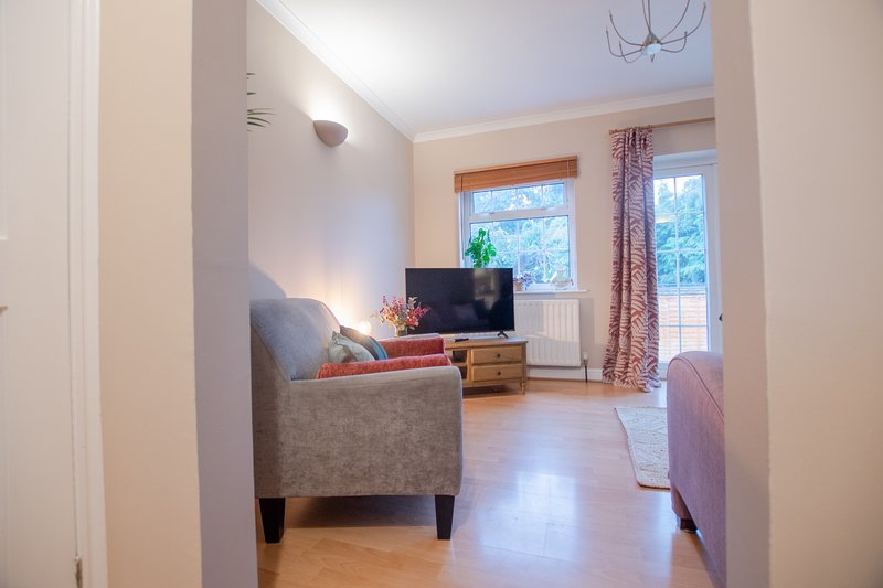Cosy 2 bedroom house with parking near to Oxford