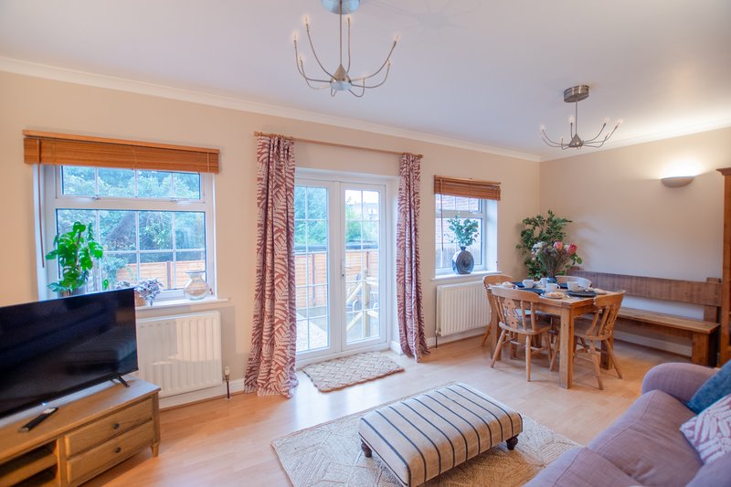 Cosy 2 bedroom house with parking near to Oxford
