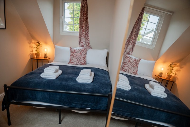 Cosy 2 bedroom house with parking near to Oxford