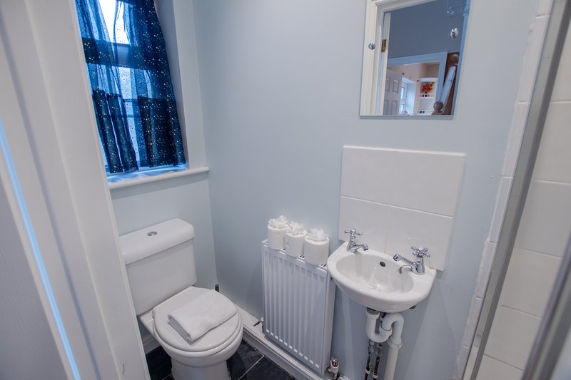 Cosy 2 bedroom house with parking near to Oxford