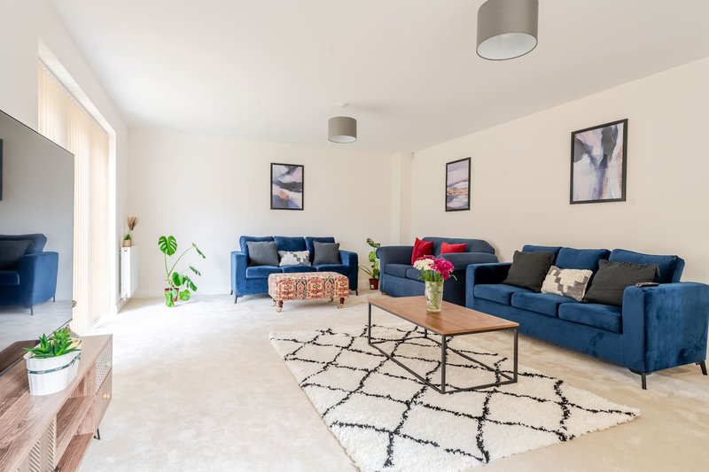 4 Bedroom Contractor & Family Home in Bristol