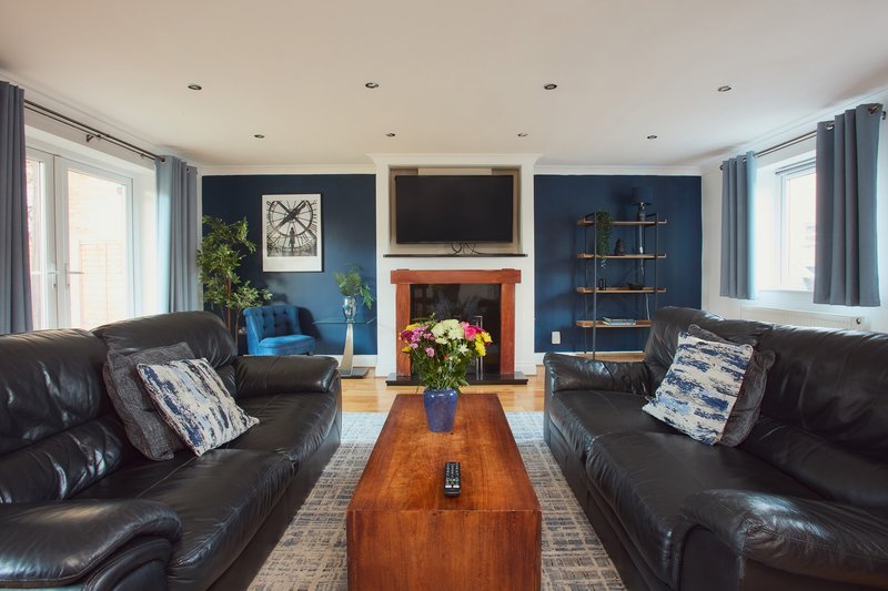 Luxury 4-bed in Oxford with 2x parking & garden