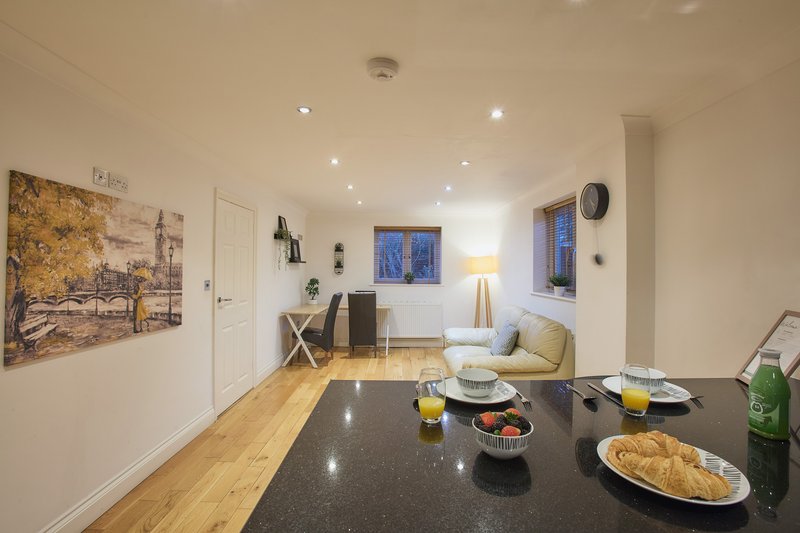 Luxury 4-bed in Oxford with 2x parking & garden