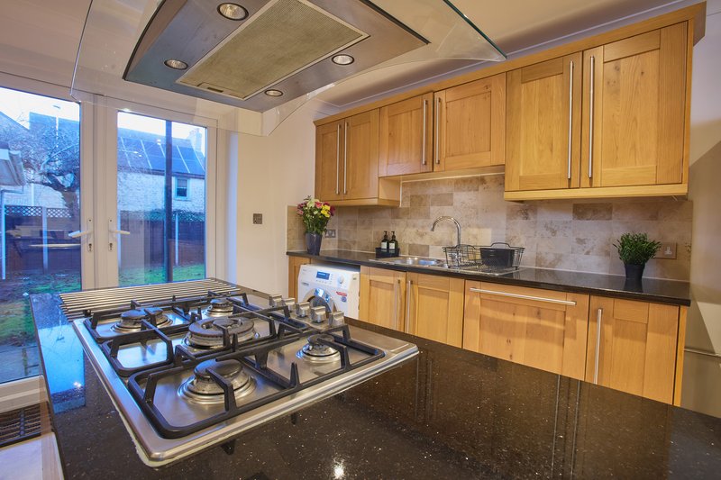 Luxury 4-bed in Oxford with 2x parking & garden