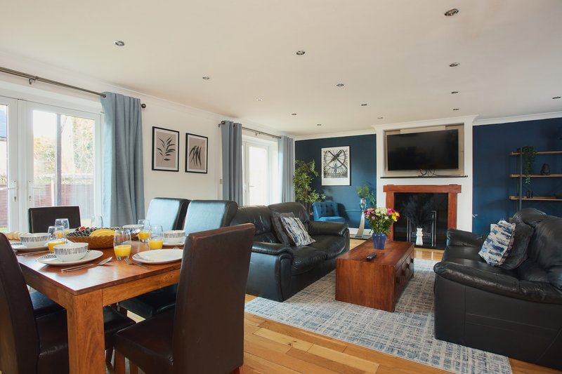Luxury 4-bed in Oxford with 2x parking & garden