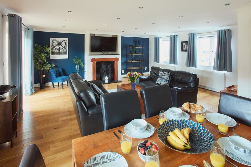Luxury 4-bed in Oxford with 2x parking & garden