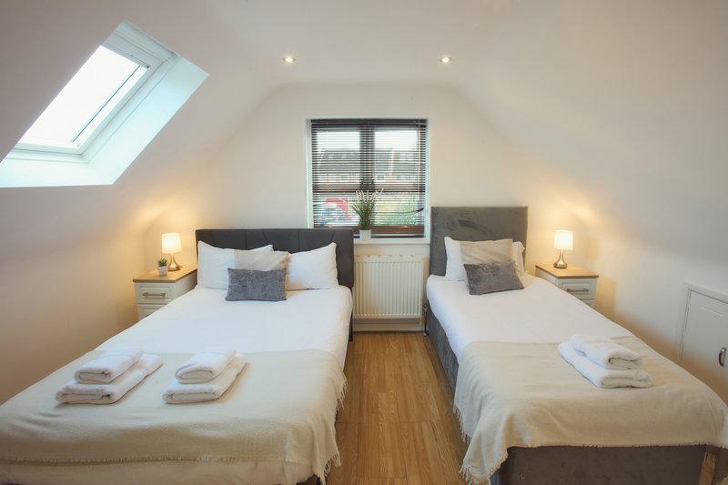 Luxury 4-bed in Oxford with 2x parking & garden