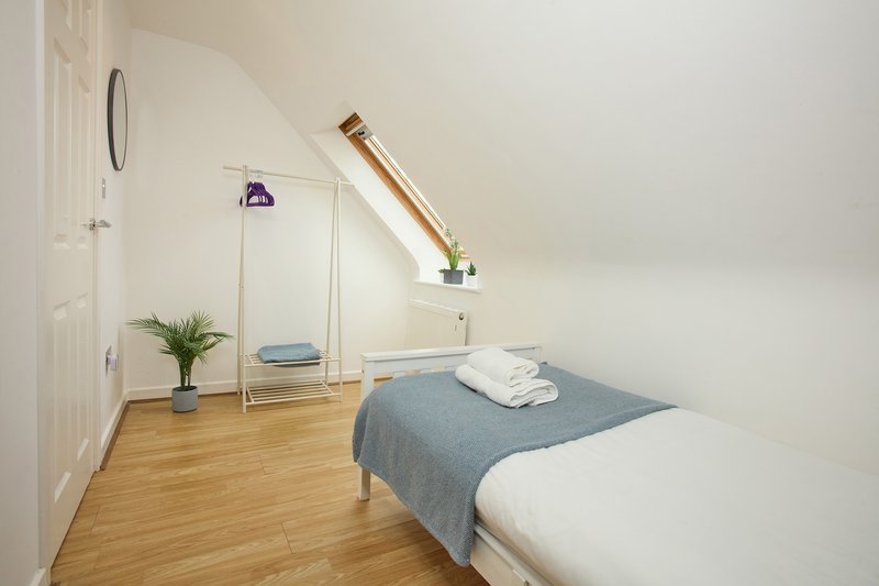 Luxury 4-bed in Oxford with 2x parking & garden