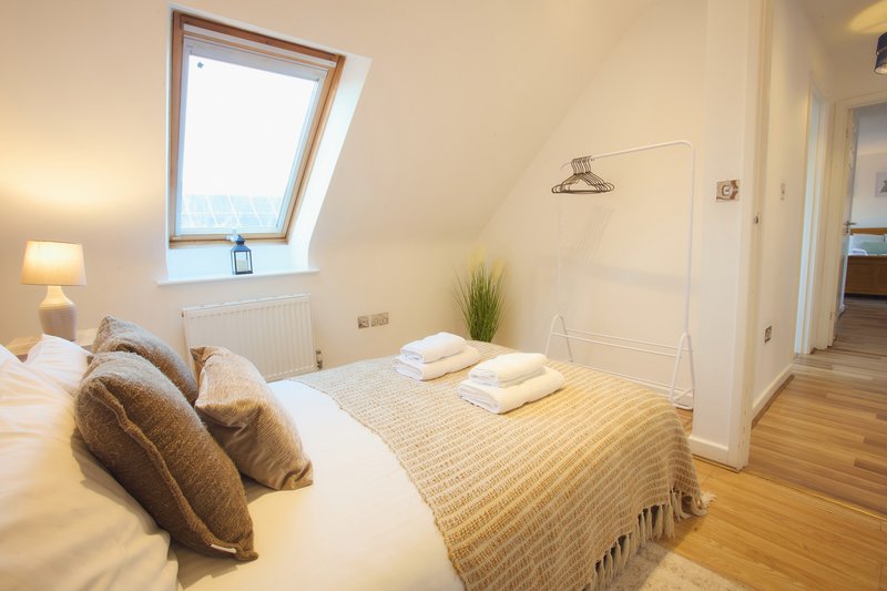 Luxury 4-bed in Oxford with 2x parking & garden