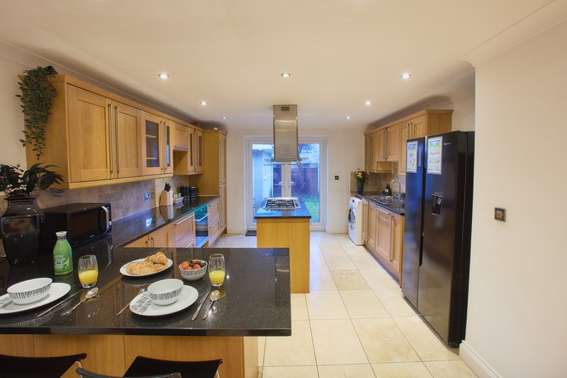 Luxury 4-bed in Oxford with 2x parking & garden