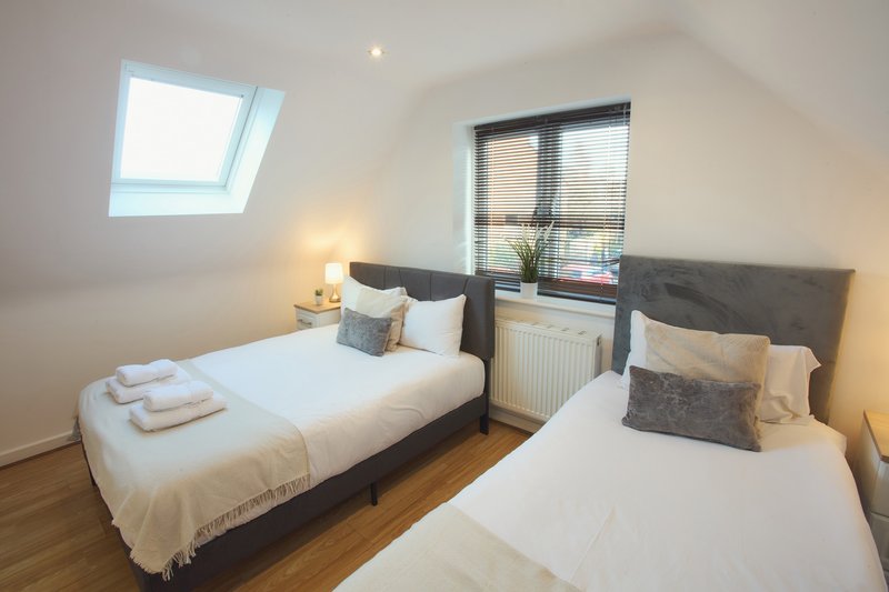 Luxury 4-bed in Oxford with 2x parking & garden