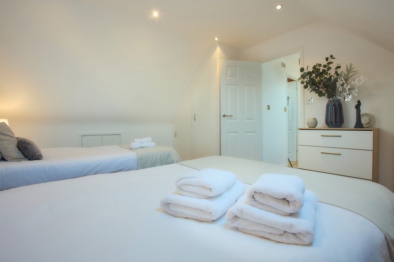 Luxury 4-bed in Oxford with 2x parking & garden