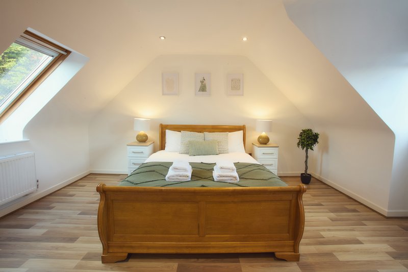 Luxury 4-bed in Oxford with 2x parking & garden