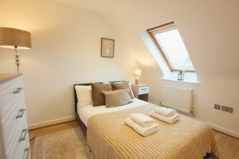 Luxury 4-bed in Oxford with 2x parking & garden