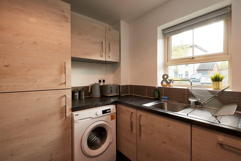 Large 4-bed house for crews, Secure driveway parking + fast WiFi, 5 min to City Hospital