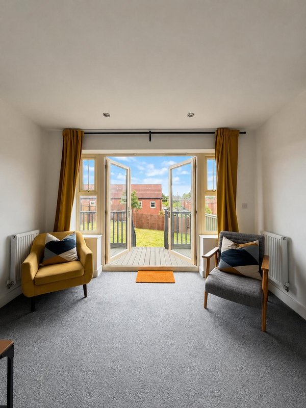Large 4-bed house for crews, Secure driveway parking + fast WiFi, 5 min to City Hospital