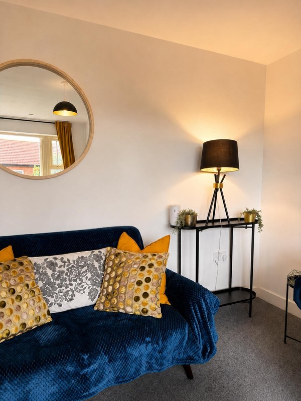 Large 4-bed house for crews, Secure driveway parking + fast WiFi, 5 min to City Hospital
