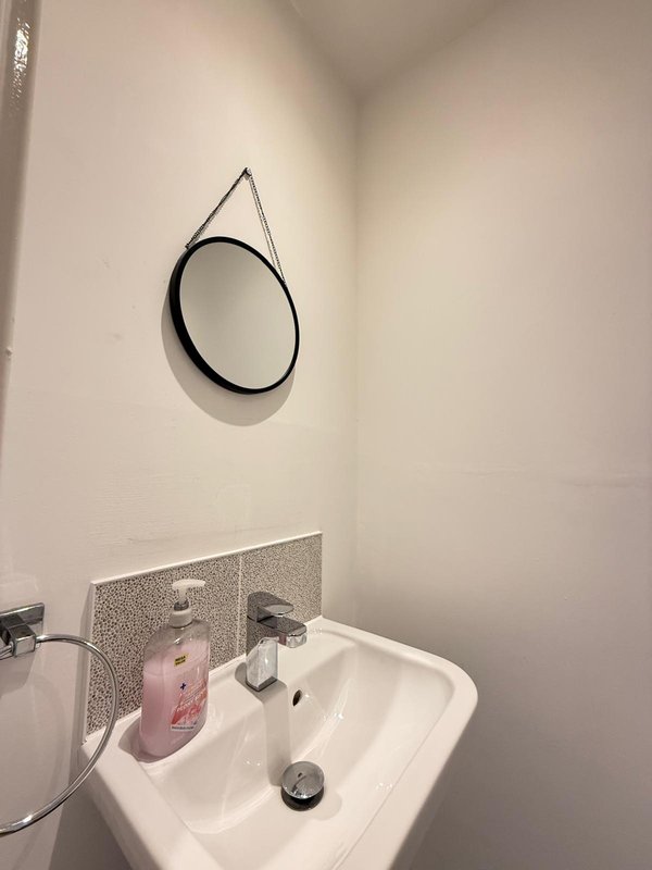 Large 4-bed house for crews, Secure driveway parking + fast WiFi, 5 min to City Hospital