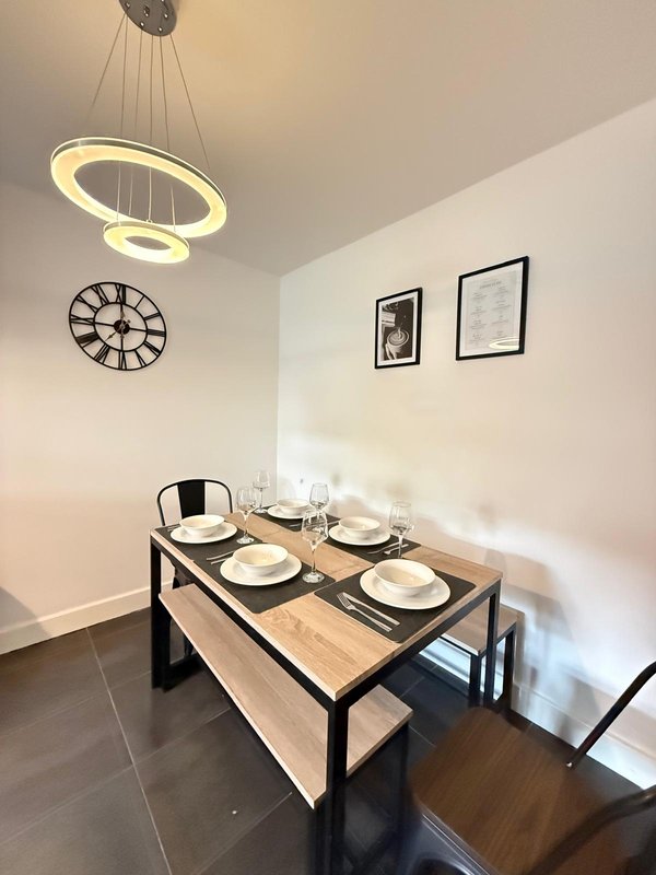 Large 4-bed house for crews, Secure driveway parking + fast WiFi, 5 min to City Hospital