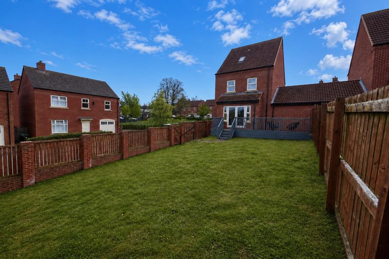 Large 4-bed house for crews, Secure driveway parking + fast WiFi, 5 min to City Hospital