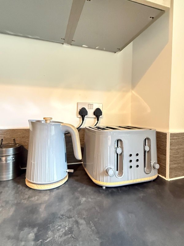 Large 4-bed house for crews, Secure driveway parking + fast WiFi, 5 min to City Hospital