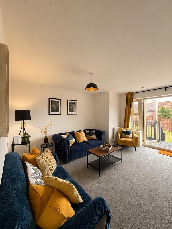 Large 4-bed house for crews, Secure driveway parking + fast WiFi, 5 min to City Hospital