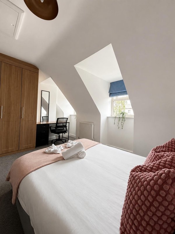 Large 4-bed house for crews, Secure driveway parking + fast WiFi, 5 min to City Hospital