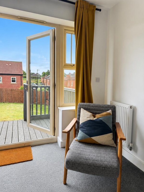 Large 4-bed house for crews, Secure driveway parking + fast WiFi, 5 min to City Hospital
