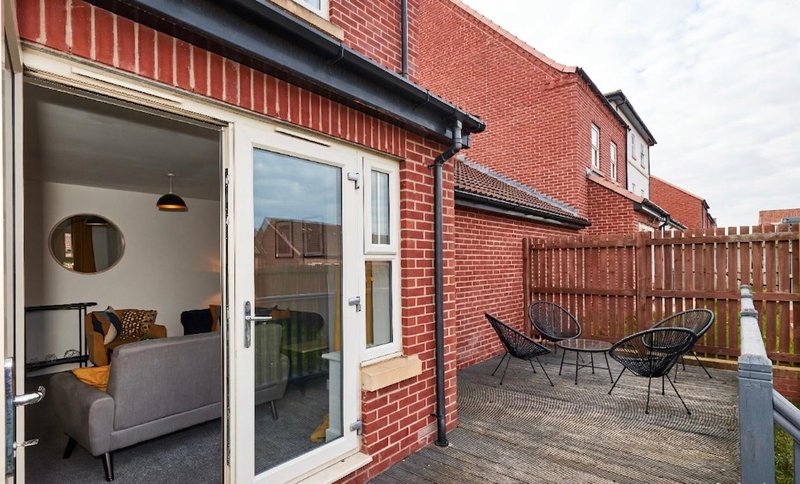 Large 4-bed house for crews, Secure driveway parking + fast WiFi, 5 min to City Hospital
