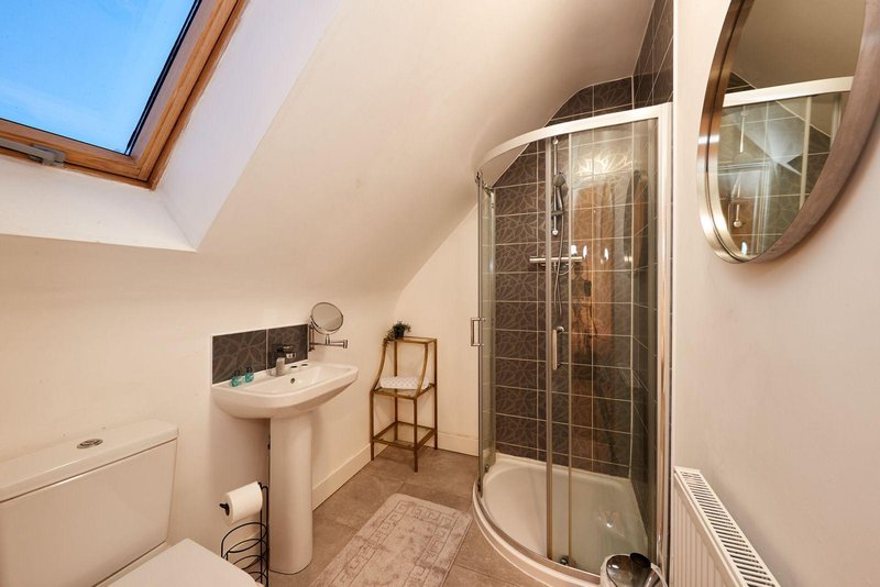 Large 4-bed house for crews, Secure driveway parking + fast WiFi, 5 min to City Hospital