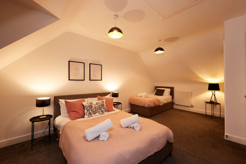 Large 4-bed house for crews, Secure driveway parking + fast WiFi, 5 min to City Hospital