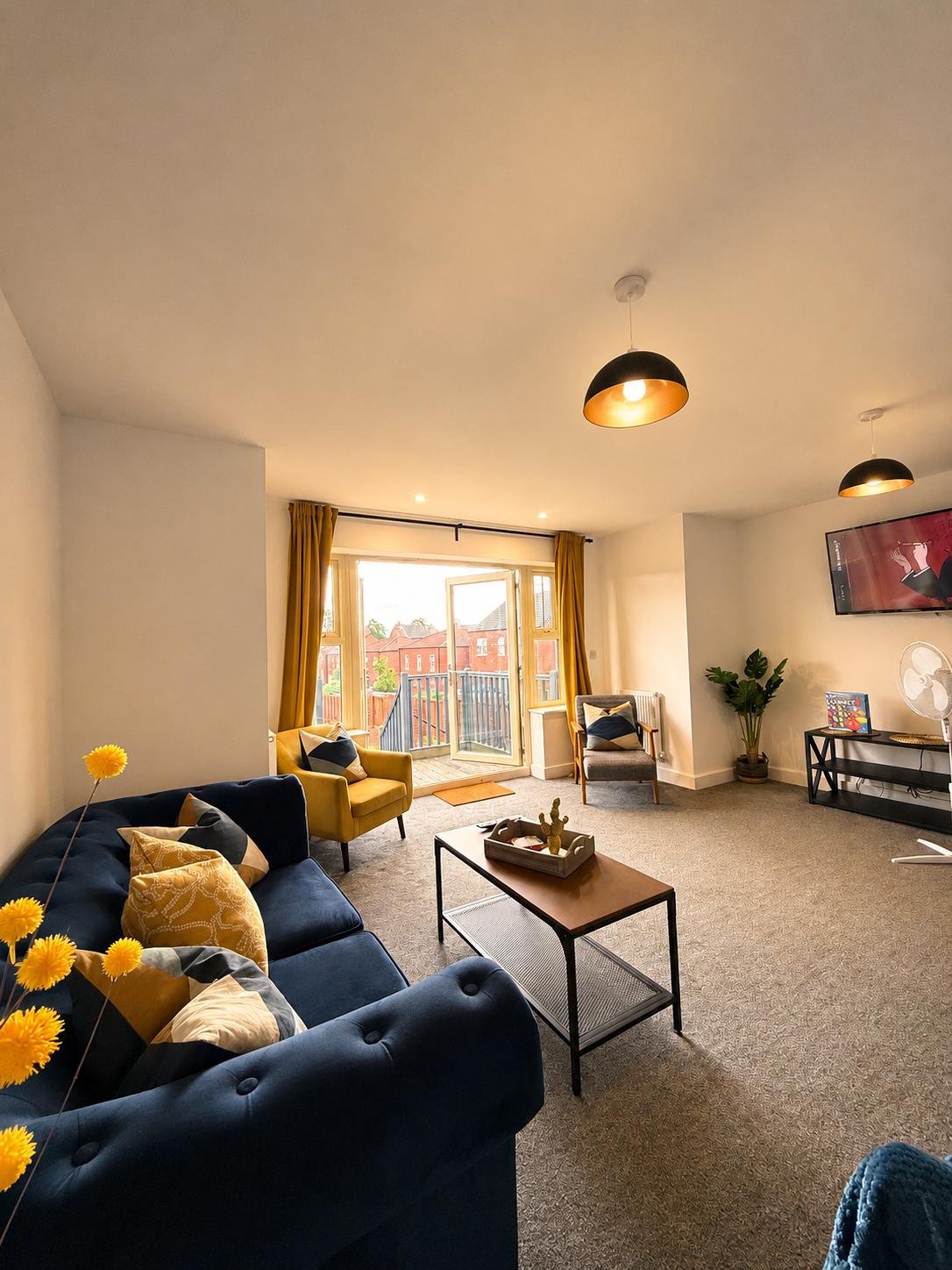 Large 4-bed house for crews, Secure driveway parking + fast WiFi, 5 min to City Hospital